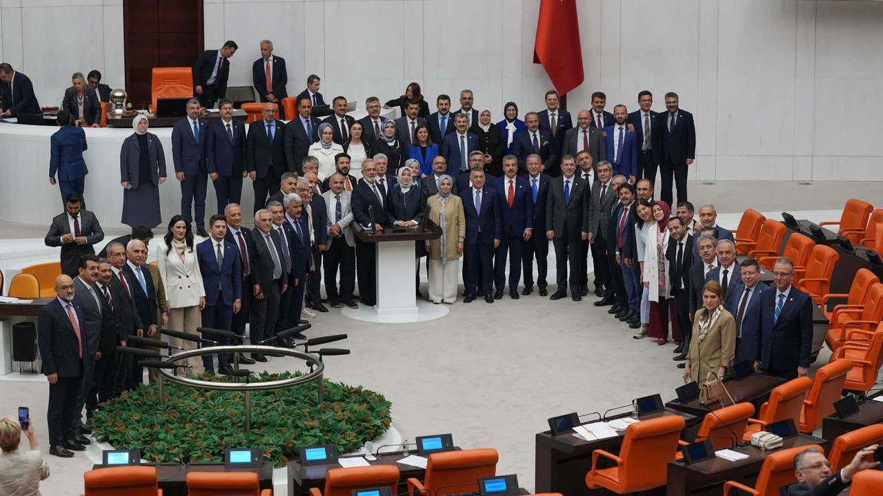 Tepkileri umursamadılar: Sahipsiz hayvanlar yasası  AKP ve MHP oylarıyla Meclis'ten geçti. CHP AYM'ye gidiyor